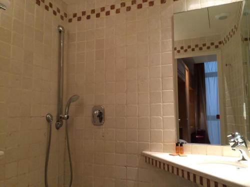 Habitación Doble Estándar del hotel Du Vieux Marais. Foto 3