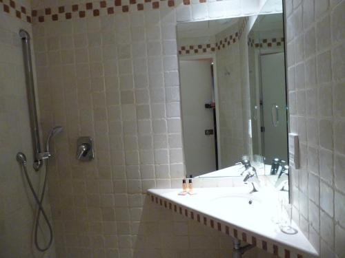 Habitación Doble Estándar del hotel Du Vieux Marais. Foto 4