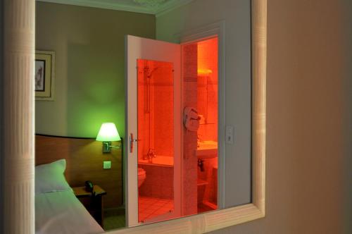 Habitación Doble Superior del hotel Eden Montmartre. Foto 5