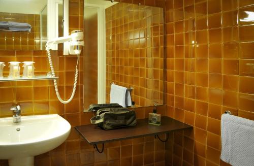 Habitación Triple del hotel Eden Montmartre. Foto 3