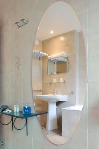 Habitación Doble Superior del hotel Eden Montmartre. Foto 14