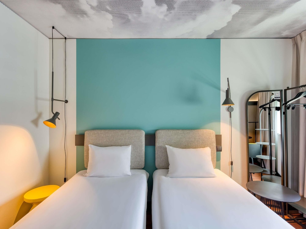 Habitación estándar con 2 camas individuales, 2 camas individuales del hotel ibis Berlin Kurfürstendamm. Foto 1