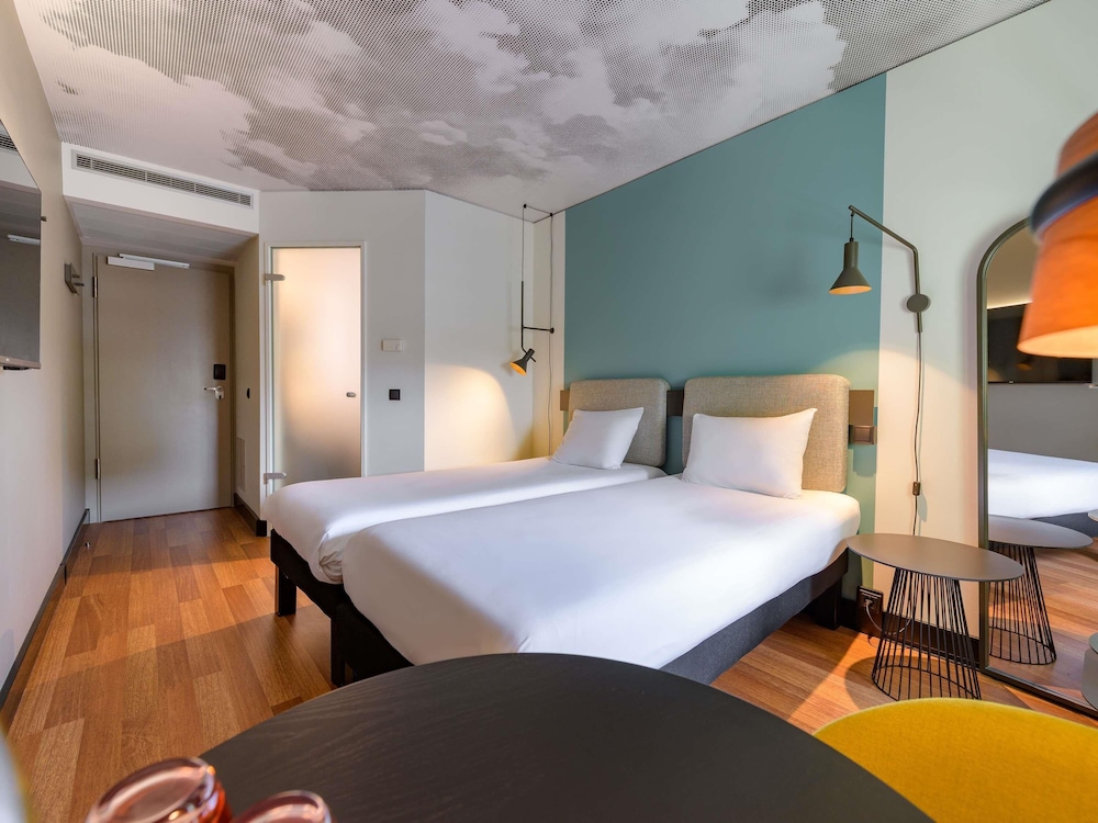 Habitación estándar con 2 camas individuales, 2 camas individuales del hotel ibis Berlin Kurfürstendamm. Foto 2