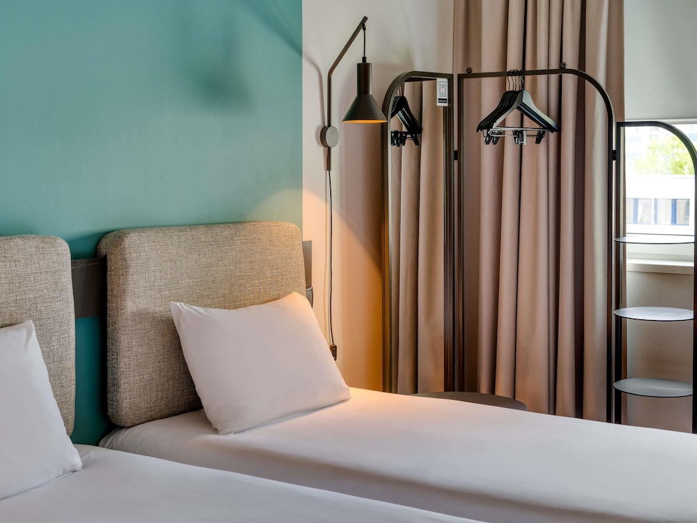 Habitación estándar con 2 camas individuales, 2 camas individuales del hotel ibis Berlin Kurfürstendamm. Foto 3