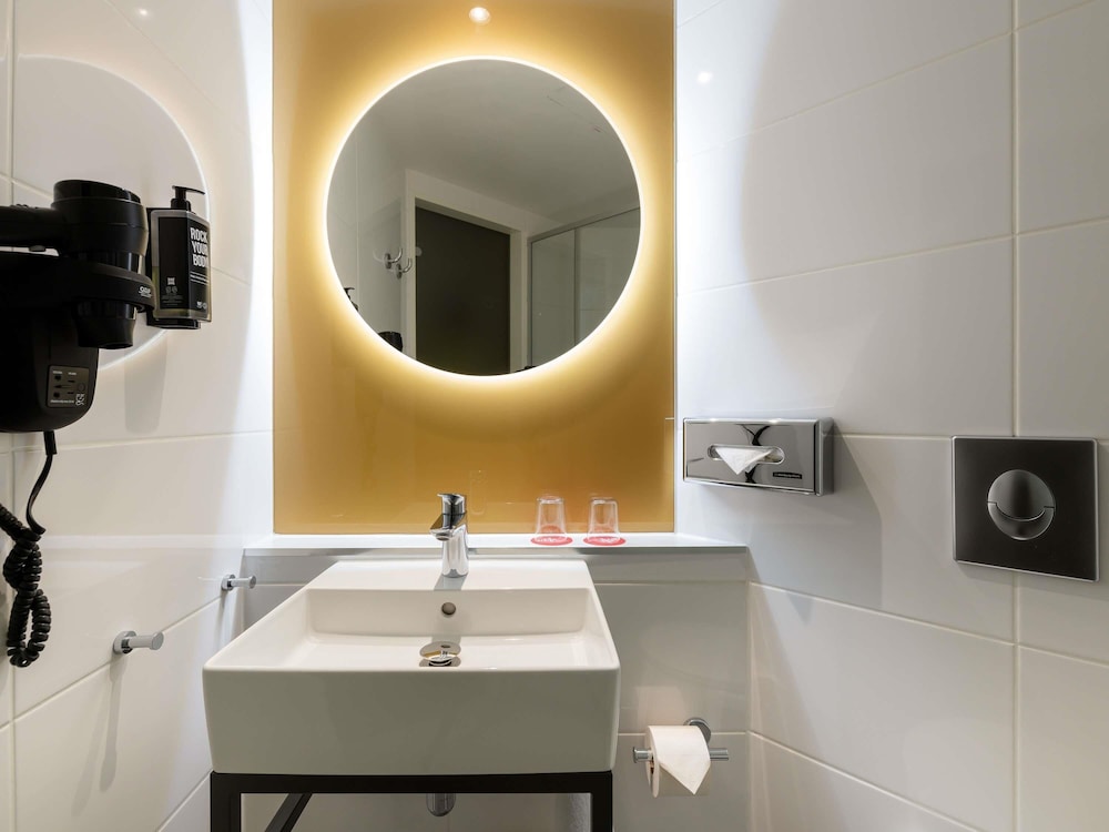 Habitación estándar con 2 camas individuales, 2 camas individuales del hotel ibis Berlin Kurfürstendamm. Foto 6