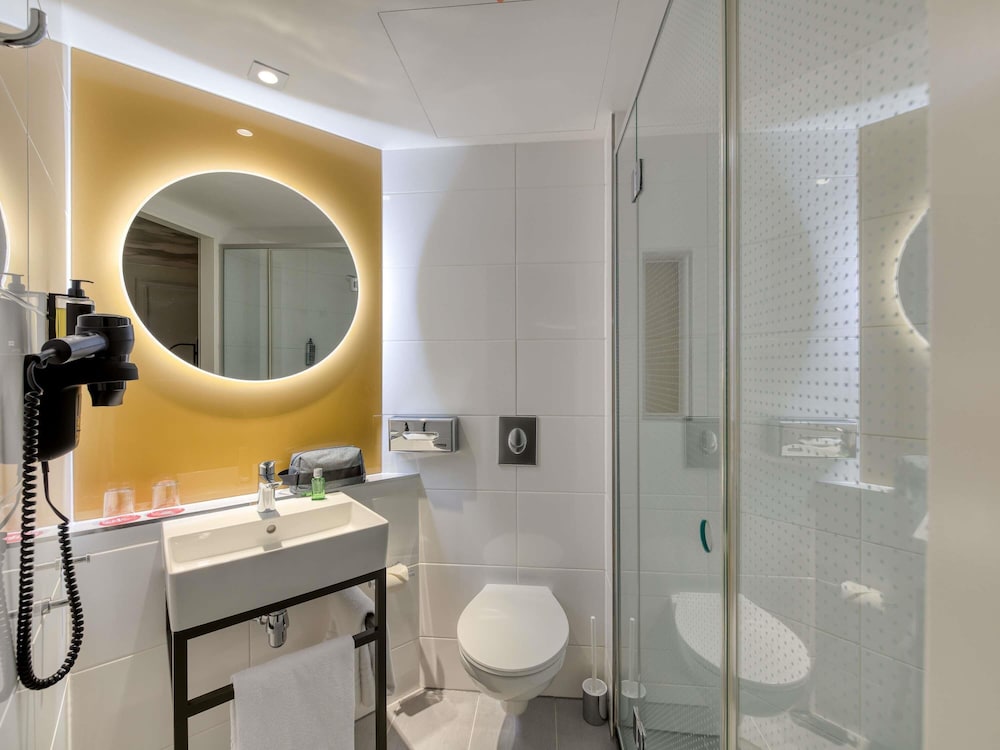 Habitación estándar con 2 camas individuales, 2 camas individuales del hotel ibis Berlin Kurfürstendamm. Foto 7