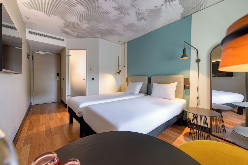 Habitación estándar con 2 camas individuales, 2 camas individuales del hotel ibis Berlin Kurfürstendamm. Foto 8