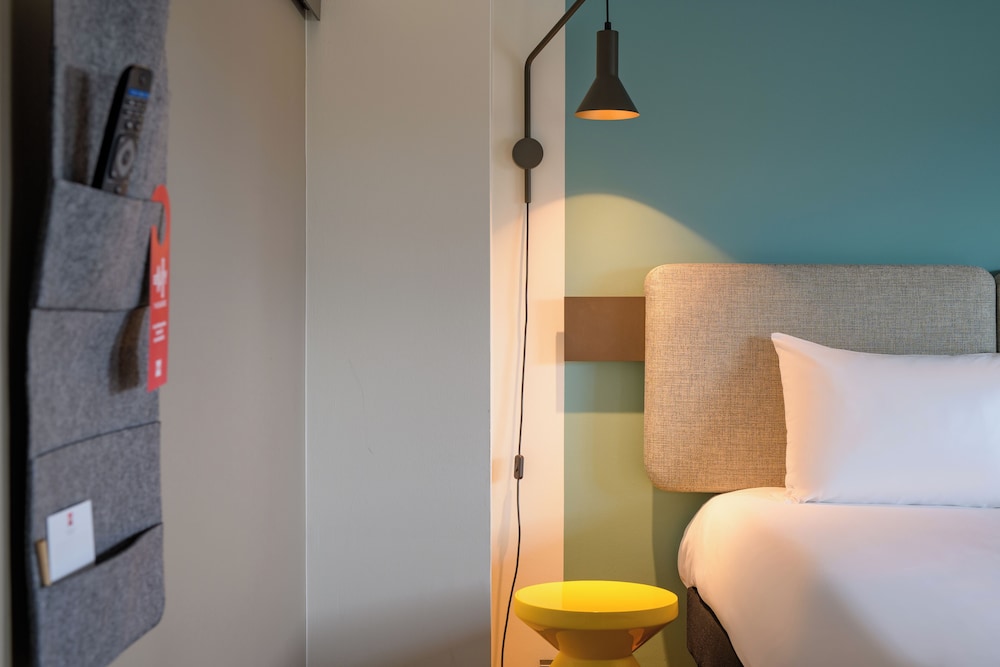 Habitación estándar con 2 camas individuales, 2 camas individuales del hotel ibis Berlin Kurfürstendamm. Foto 9