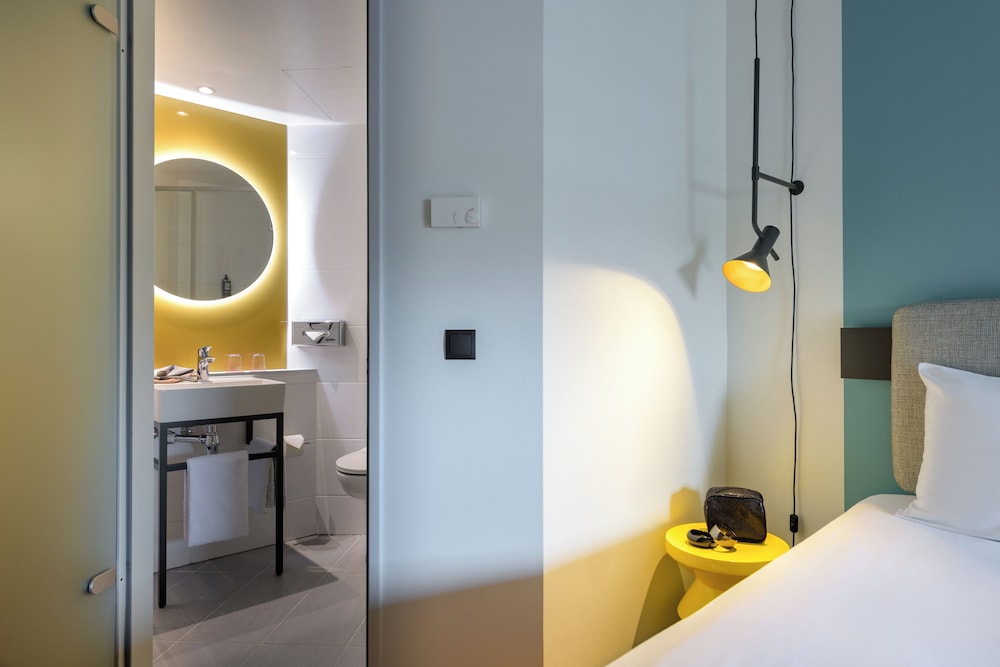 Habitación estándar con 2 camas individuales, 2 camas individuales del hotel ibis Berlin Kurfürstendamm. Foto 11