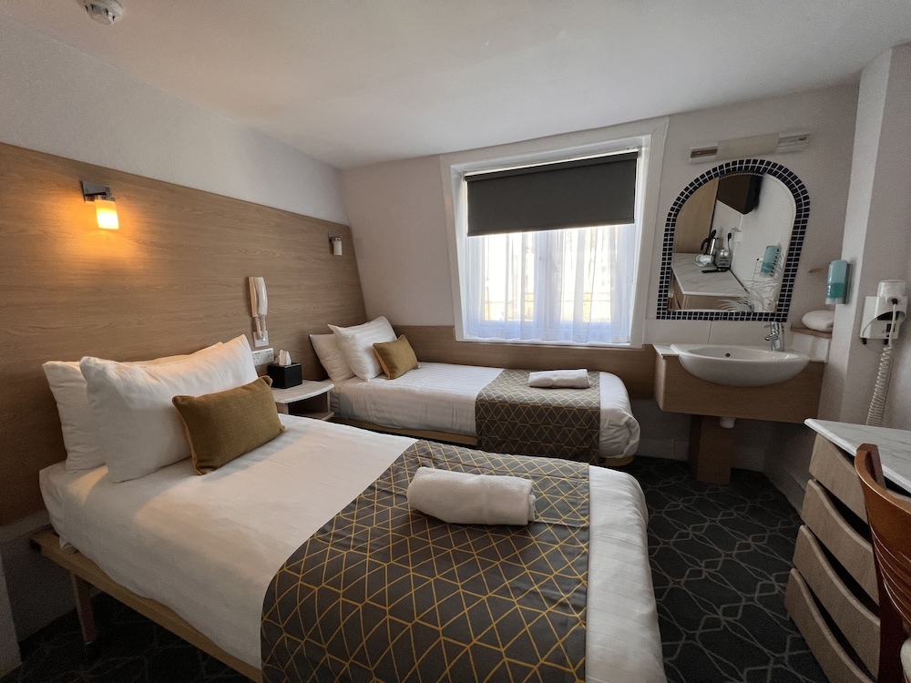 Habitación básica con 2 camas individuales, baño compartido del hotel The Princess – St Pancras Group