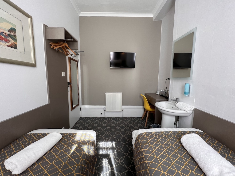 Habitación básica con 2 camas individuales, baño compartido del hotel The Princess – St Pancras Group. Foto 2