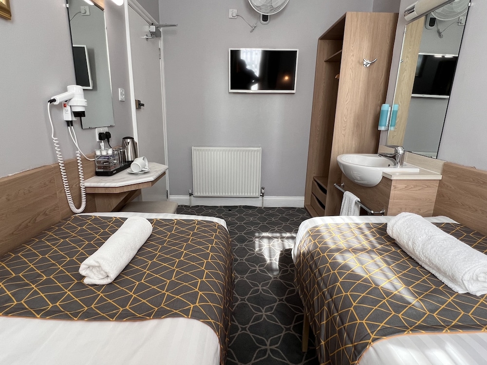 Habitación básica con 2 camas individuales, baño compartido del hotel The Princess – St Pancras Group. Foto 4