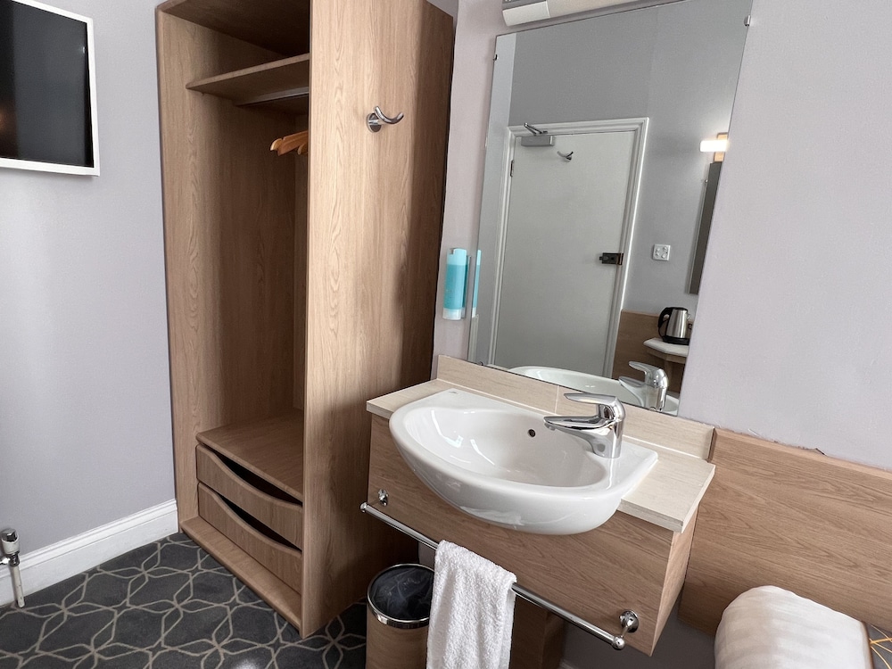 Habitación básica doble, baño compartido del hotel The Princess – St Pancras Group. Foto 3