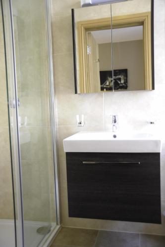 Habitación Doble sin ventana del hotel Kings Cross Inn. Foto 3