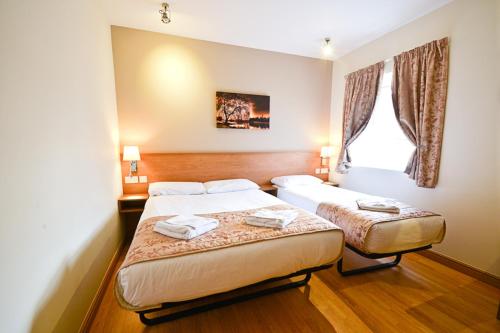 Habitación Triple del hotel Kings Cross Inn. Foto 2