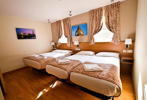 Habitación cuádruple del hotel Kings Cross Inn. Foto 1