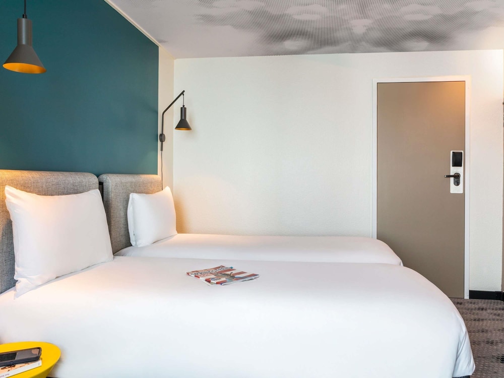 Habitación estándar, 2 camas individuales del hotel Ibis Paris Coeur D'orly Airport. Foto 1