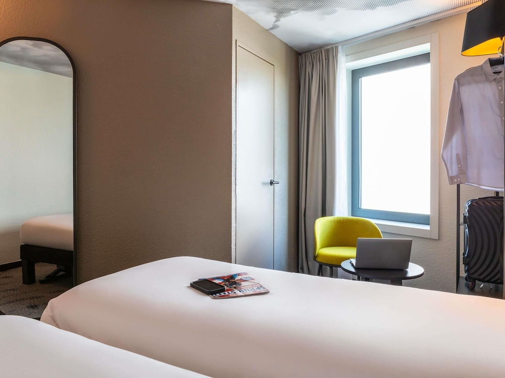 Habitación estándar, 2 camas individuales del hotel Ibis Paris Coeur D'orly Airport. Foto 2