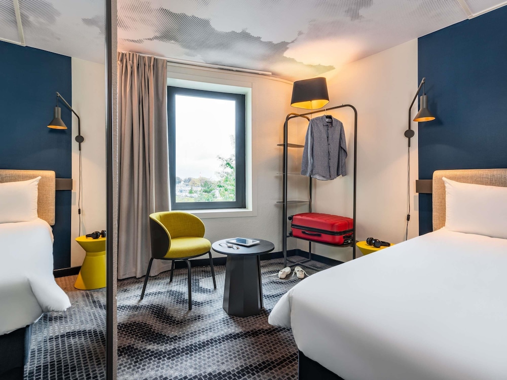 Habitación estándar, varias camas del hotel Ibis Paris Coeur D'orly Airport