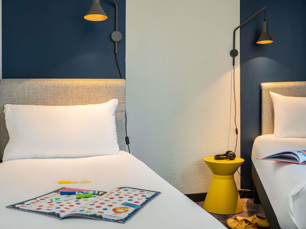 Habitación estándar, varias camas del hotel Ibis Paris Coeur D'orly Airport. Foto 1