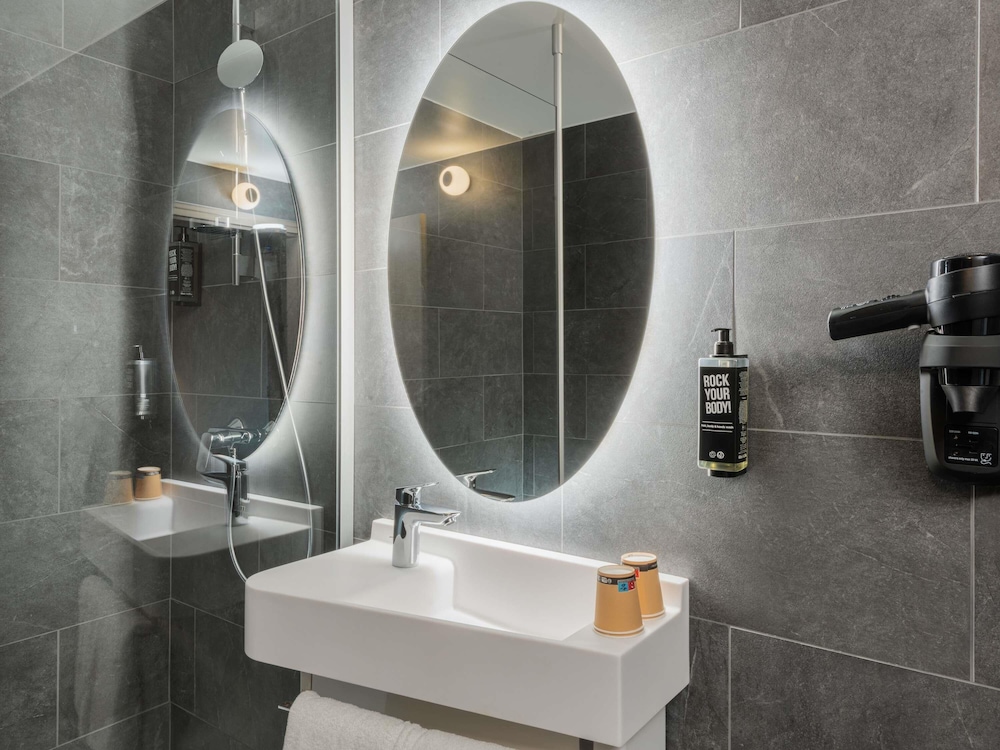 Habitación estándar, varias camas del hotel Ibis Paris Coeur D'orly Airport. Foto 4