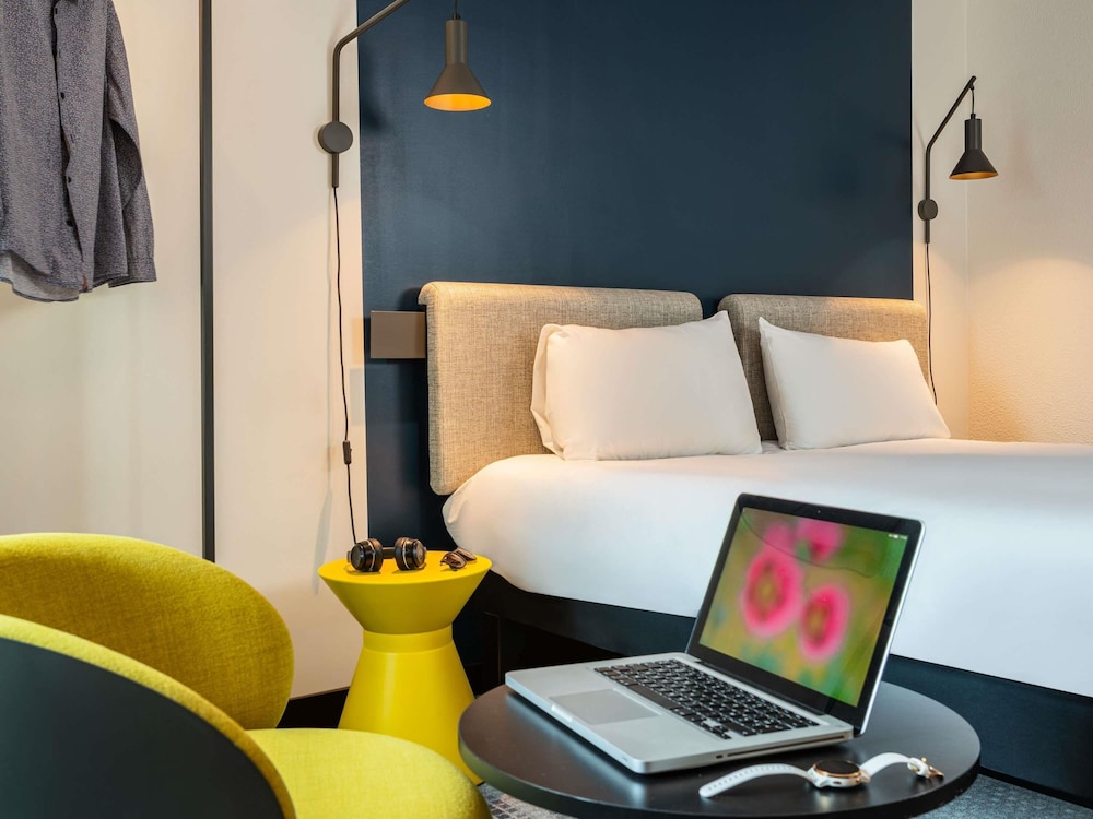 Habitación estándar, varias camas del hotel Ibis Paris Coeur D'orly Airport. Foto 4