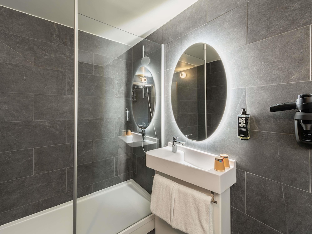 Habitación estándar, varias camas del hotel Ibis Paris Coeur D'orly Airport. Foto 5