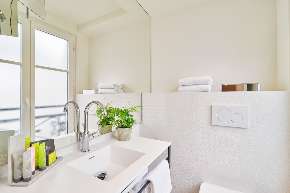 Habitación Doble - Minibar soft y bandeja de cortesía, Chromecast, Prensa digital del hotel Joke - Astotel. Foto 6