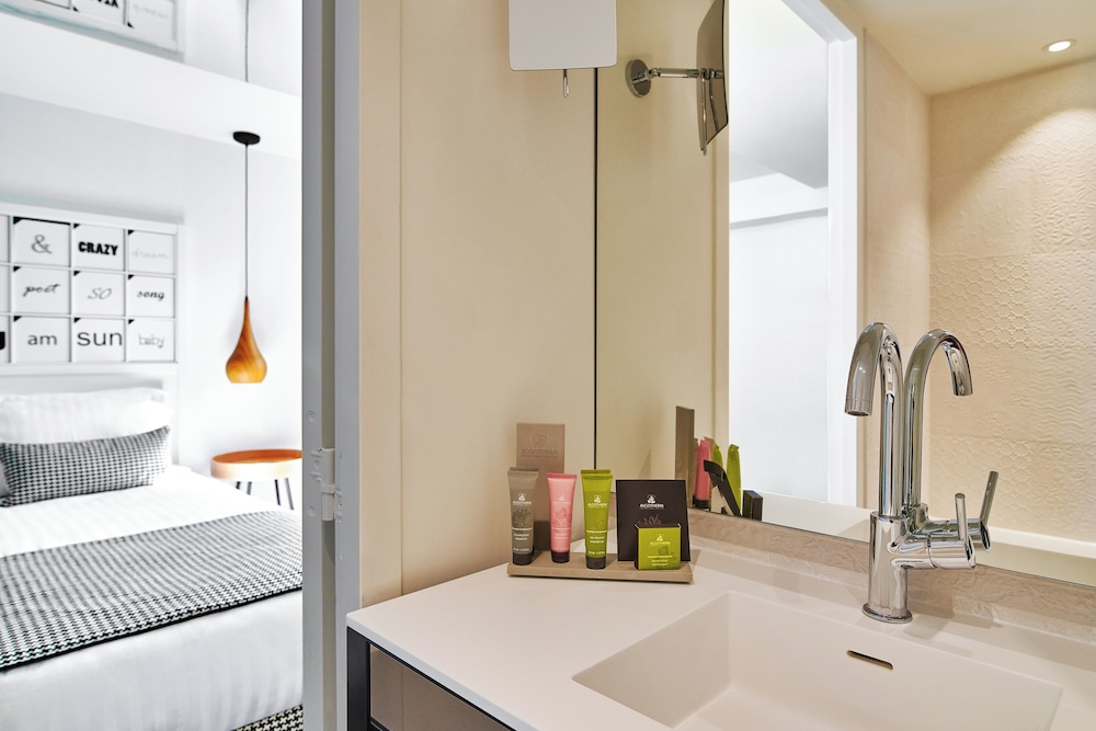 Habitación Familiar (2 habitaciones) - Minibar soft y bandeja de cortesía,Chromecast, Prensa digital del hotel Joke - Astotel. Foto 3