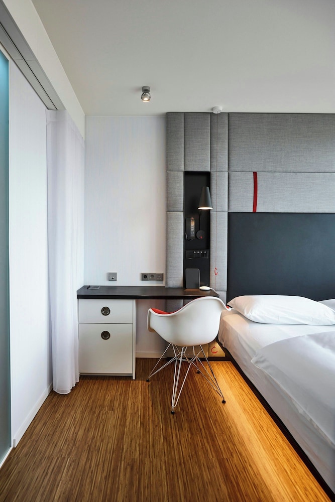 Habitación, 1 cama de matrimonio grande (Mobility Accessible, Roll - In Shower) del hotel Citizenm London Bankside. Foto 3