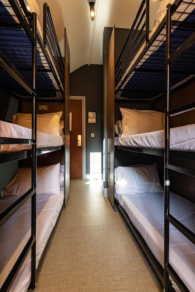 Private 9 Bed Dormitory with Shared Bathroom del hotel Publove @ The Steam Engine - Hostel. Foto 1