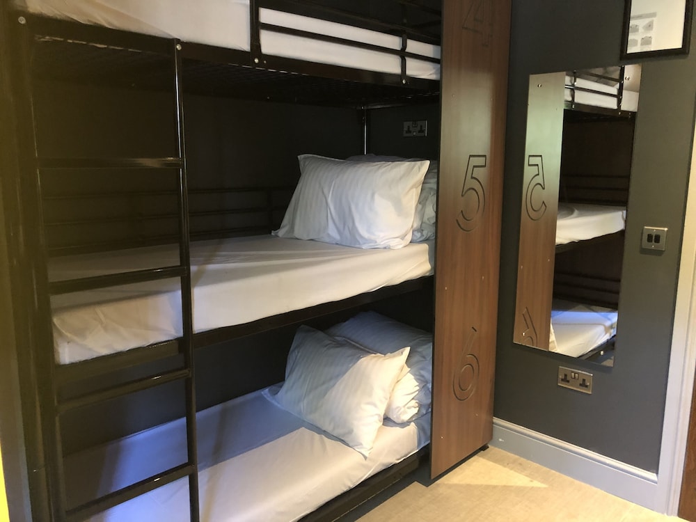 Bed in 12 Bed Mixed Dormitory Room with Shared Bathroom del hotel Publove @ The Steam Engine - Hostel. Foto 2