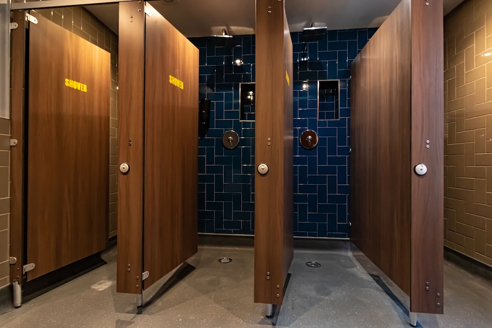 Bed in 12 Bed Mixed Dormitory Room with Shared Bathroom del hotel Publove @ The Steam Engine - Hostel. Foto 5