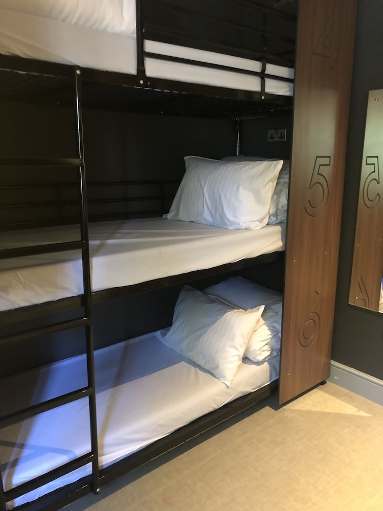 Private 12 Bed Dormitory with Shared Bathroom del hotel Publove @ The Steam Engine - Hostel. Foto 1