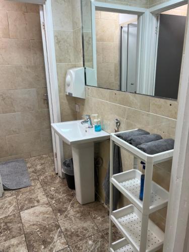 Habitación Triple con baño compartido del hotel London Waterloo 18-40 YEARS. Foto 16