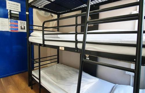 Habitación Triple con baño compartido del hotel London Waterloo 18-40 YEARS. Foto 17