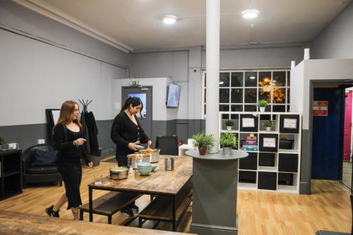 Cama en habitación compartida mixta de 12 camas del hotel London Waterloo 18-40 YEARS. Foto 5