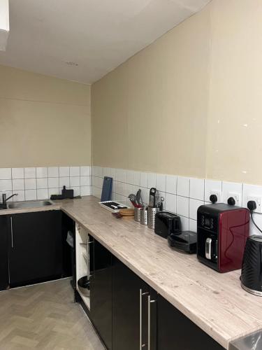 Cama en habitación compartida mixta de 12 camas del hotel London Waterloo 18-40 YEARS. Foto 16