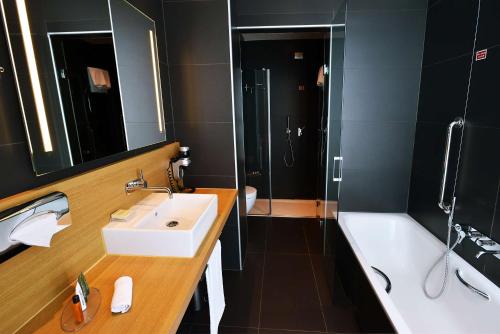 Habitación Deluxe con cama extragrande del hotel Hilton Garden Inn Milan North