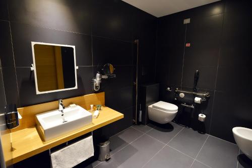 Habitación Doble adaptada para personas de movilidad reducida - 2 camas del hotel Hilton Garden Inn Milan North. Foto 2