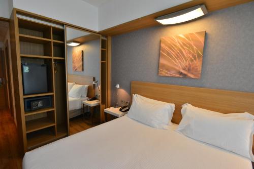 Habitación con cama extragrande - Adaptada para personas de movilidad reducida del hotel Hilton Garden Inn Milan North. Foto 3