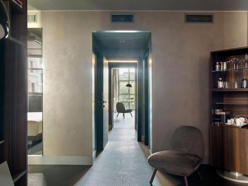 Junior suite 1 Cama king Vista ciudad Sofá Cama incluido del hotel Me Milan - Il Duca. Foto 2