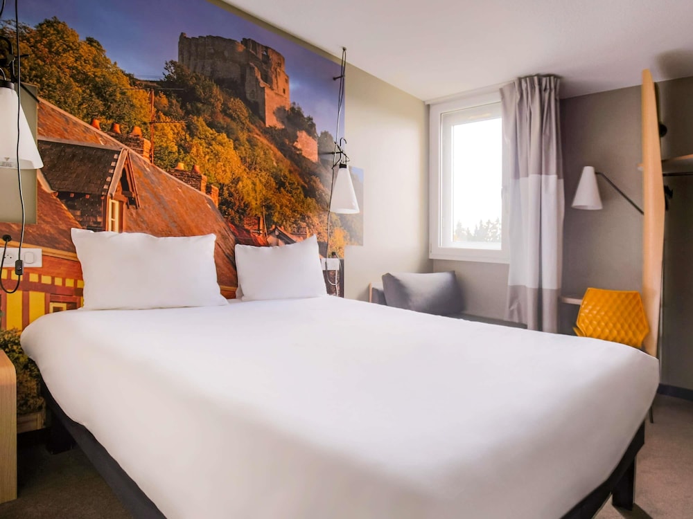 Habitación con cama doble con nueva ropa de cama del hotel Ibis Marne La Vallee Emerainville