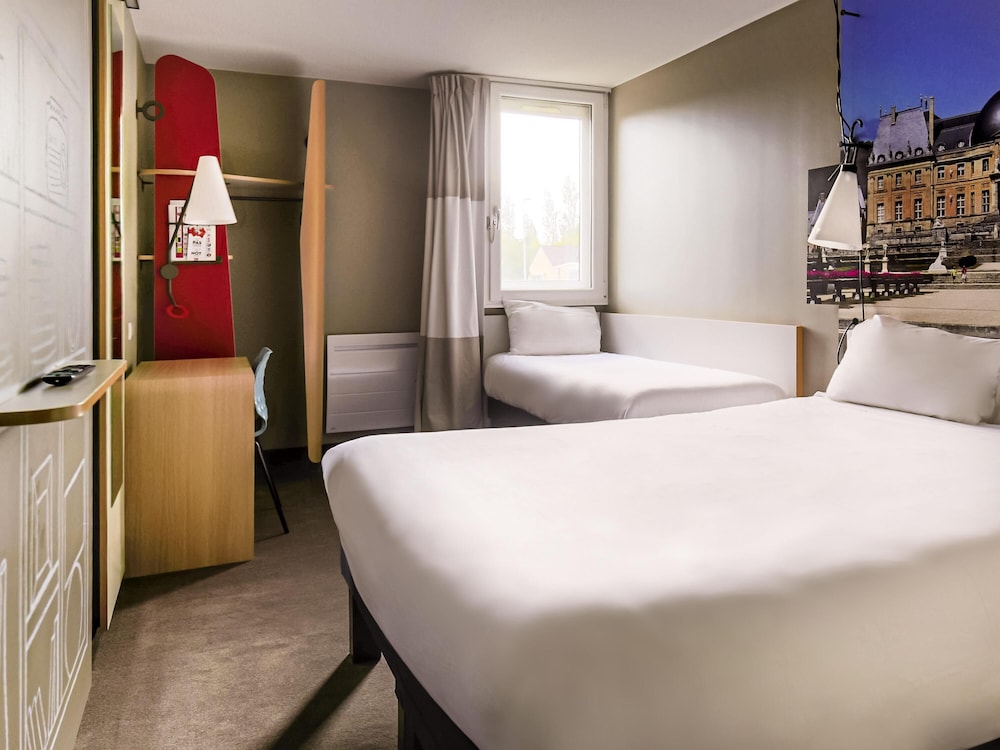 Habitación con 1 cama doble y 1 cama supletoria del hotel Ibis Marne La Vallee Emerainville