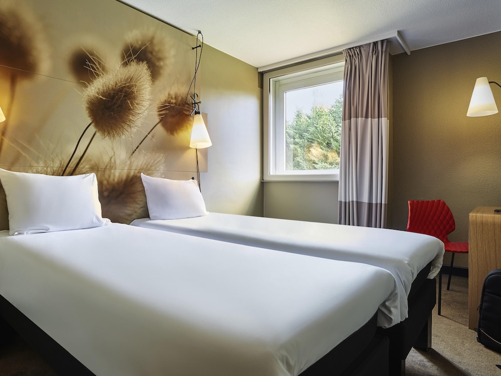 Habitación con camas individuales equipada con la nueva ropa de cama del hotel Ibis Marne La Vallee Emerainville