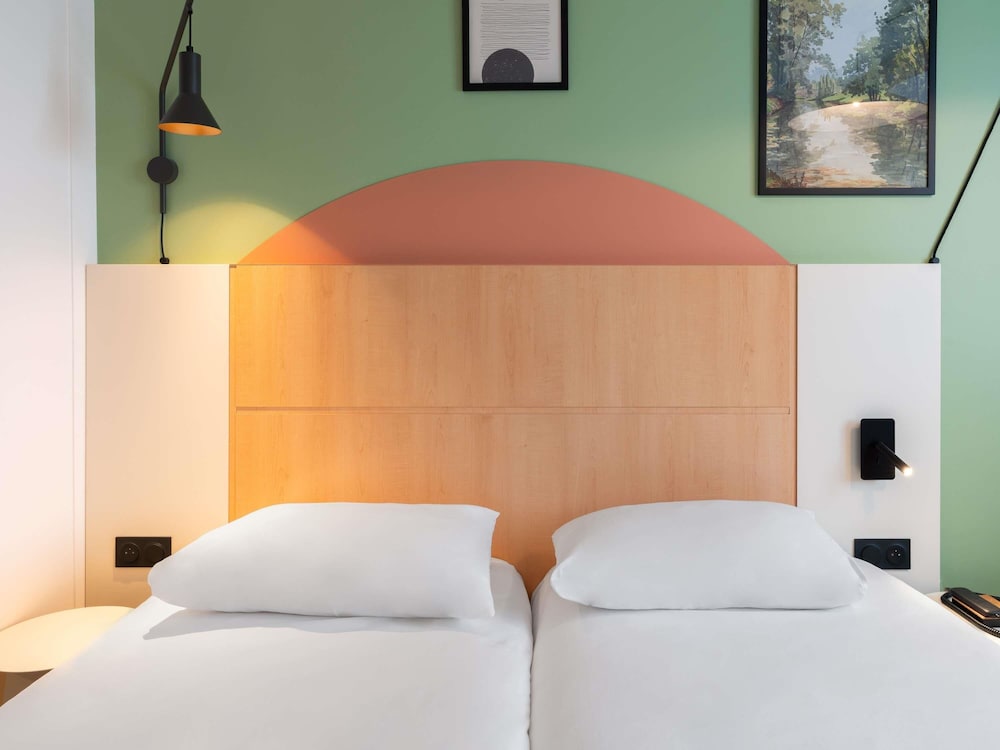 Habitación Standard con dos camas individuales del hotel Ibis Marne La Vallée Val D'europe. Foto 1