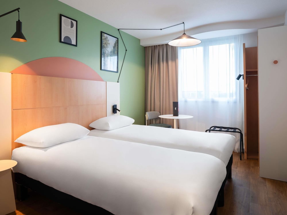 Habitación Standard con dos camas individuales del hotel Ibis Marne La Vallée Val D'europe. Foto 3