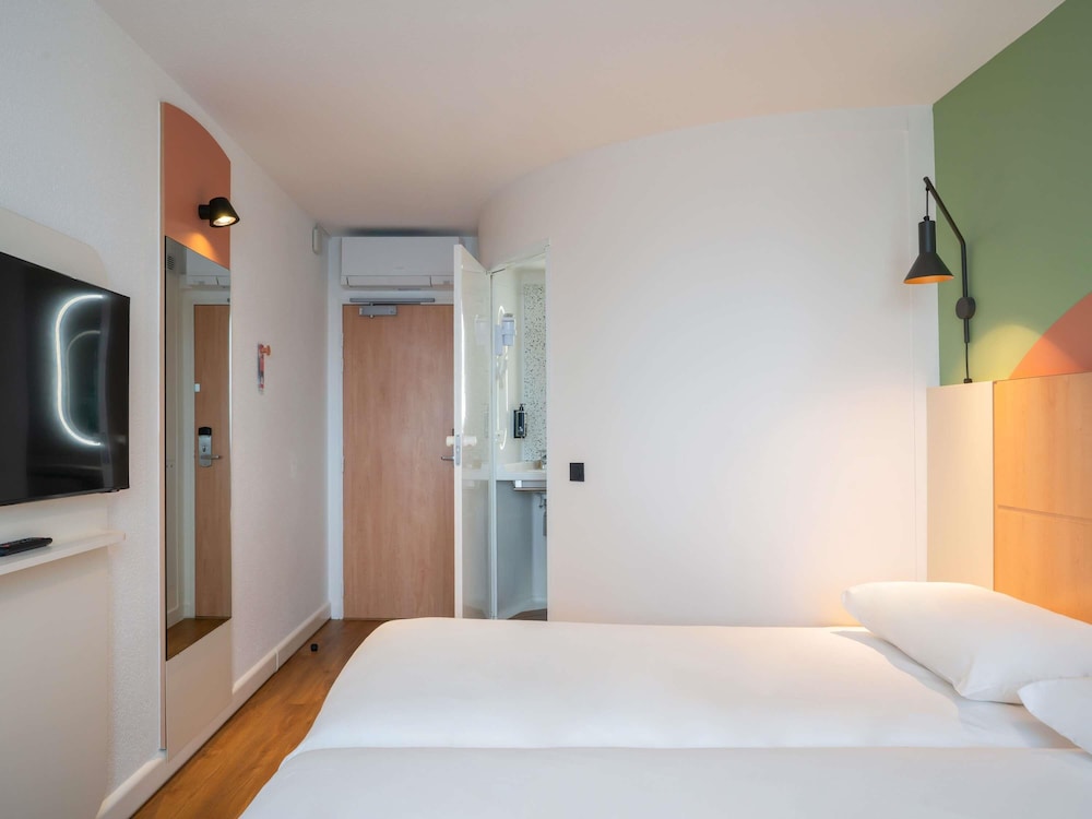 Habitación Standard con dos camas individuales del hotel Ibis Marne La Vallée Val D'europe. Foto 4