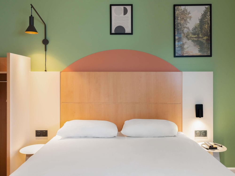 Habitación Standard con 1 cama doble y una cama abatible del hotel Ibis Marne La Vallée Val D'europe. Foto 1