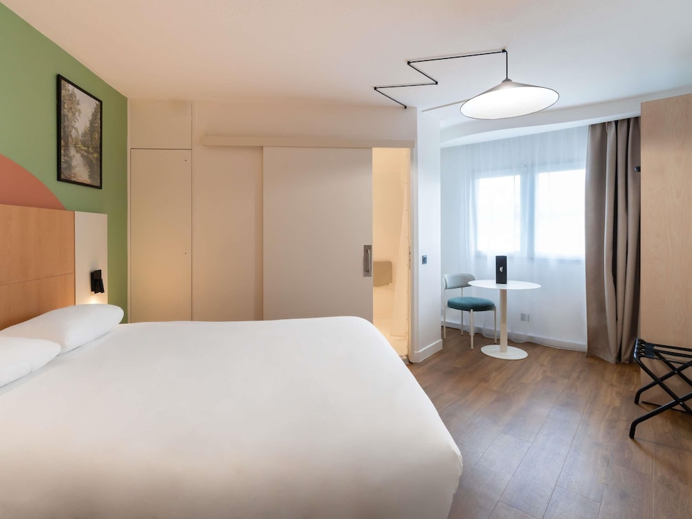 Habitación Standard con 1 cama doble y una cama abatible del hotel Ibis Marne La Vallée Val D'europe. Foto 3